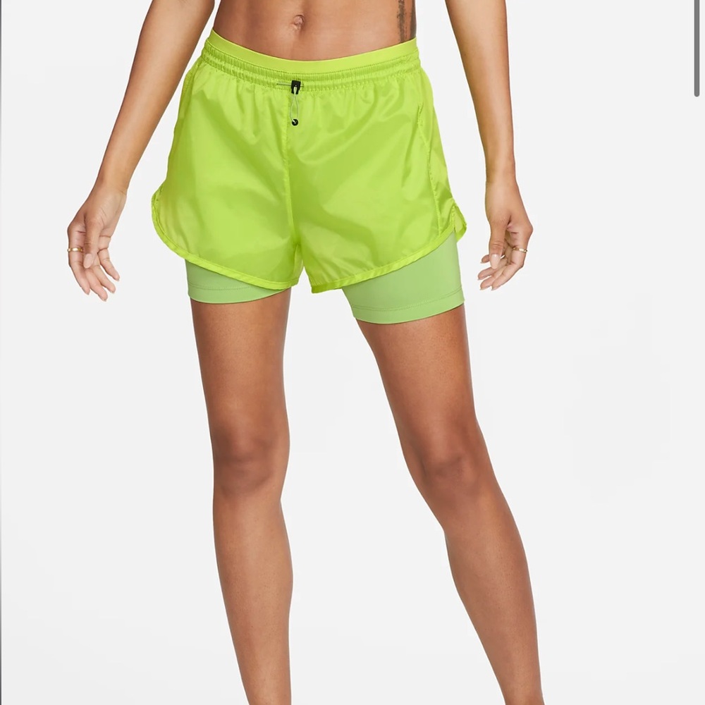 ✨NWT✨Nike Icon Clash Tempo Luxe
Women's Mid-Rise Running 🏃‍♀️Shorts